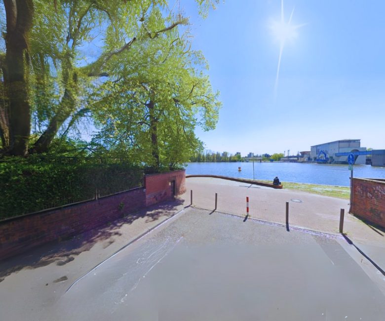 Frankfurt-Griesheim park side